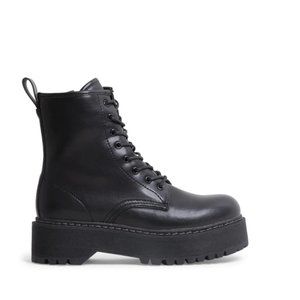 STEVE MADDEN Bettyy Black Boots Size 8 NWT